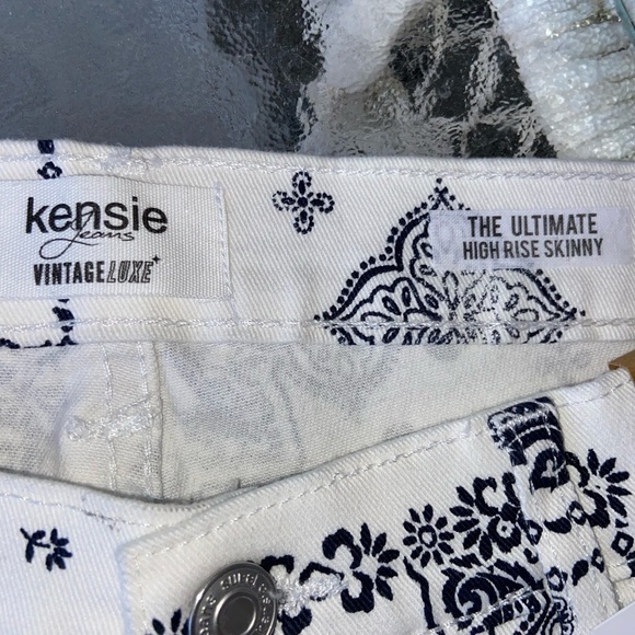 NWT Vintage Lux ultimate high rise skinny Jeans from Kensie. Raw edged hem. - Picture 8 of 9